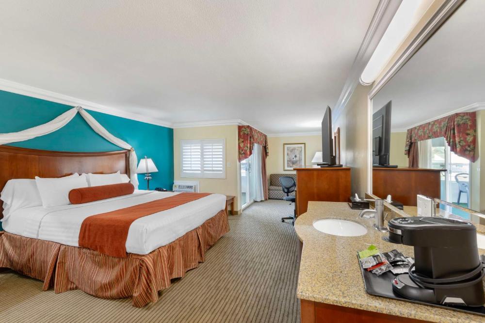 King Suite with Harbor View interior